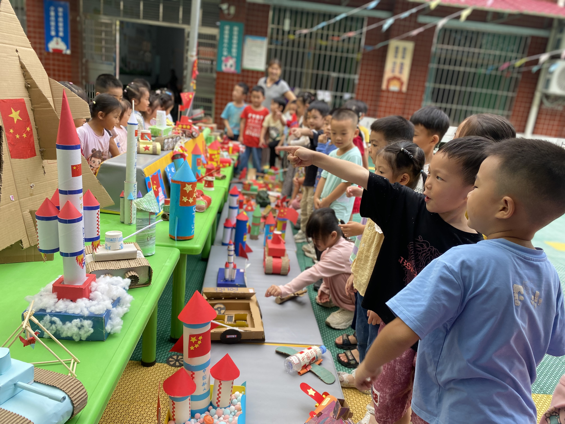 东安县三小新蕾幼儿园举办亲子手工作品展