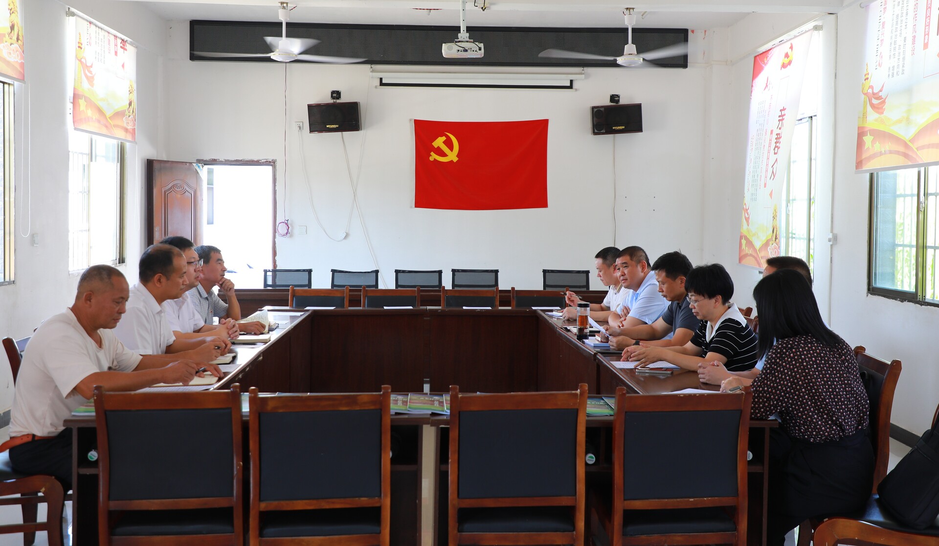 唐何到乡镇调研工作