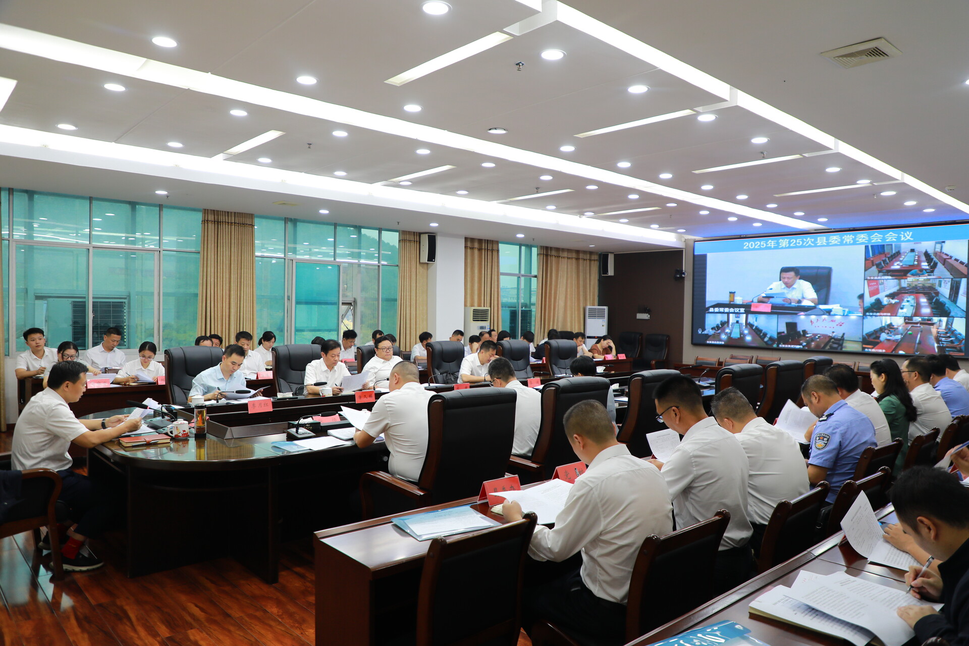 唐何主持召開2025年第25次縣委常委會會議