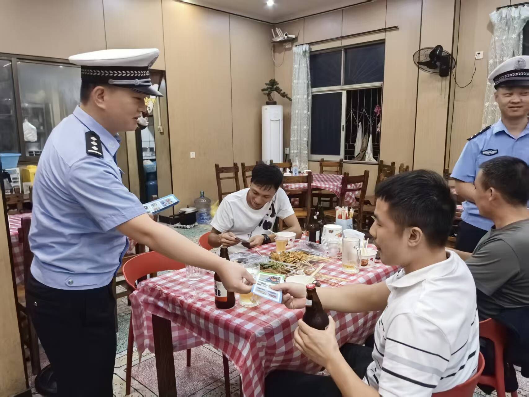 東安交警開展酒駕醉駕交通安全宣傳活動