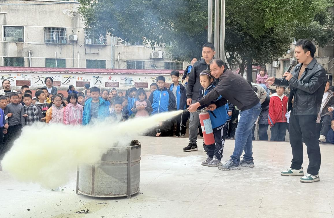 東安一小開展防震減災消防應急疏散演練
