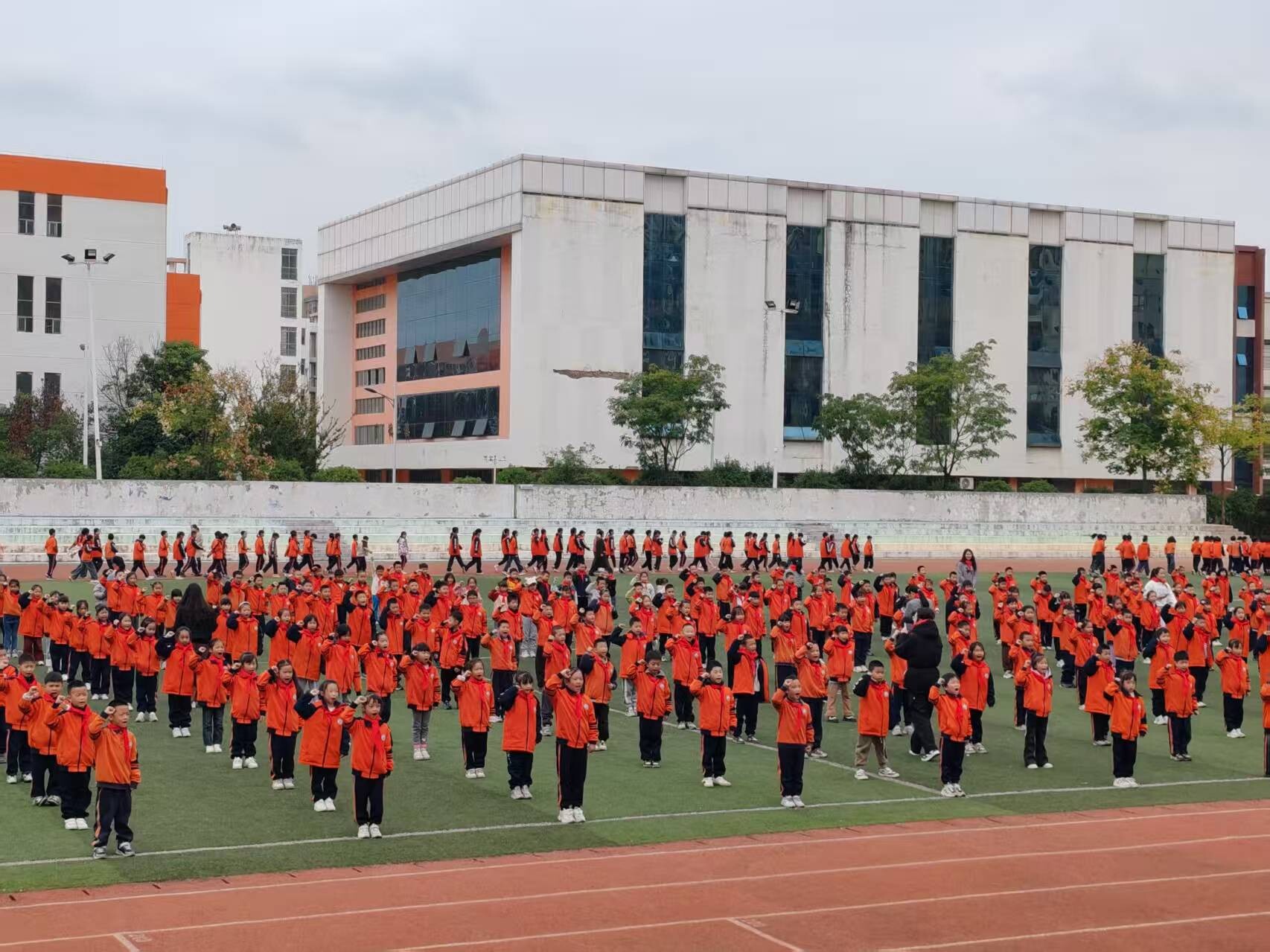 舜德学校举行少先队入队仪式