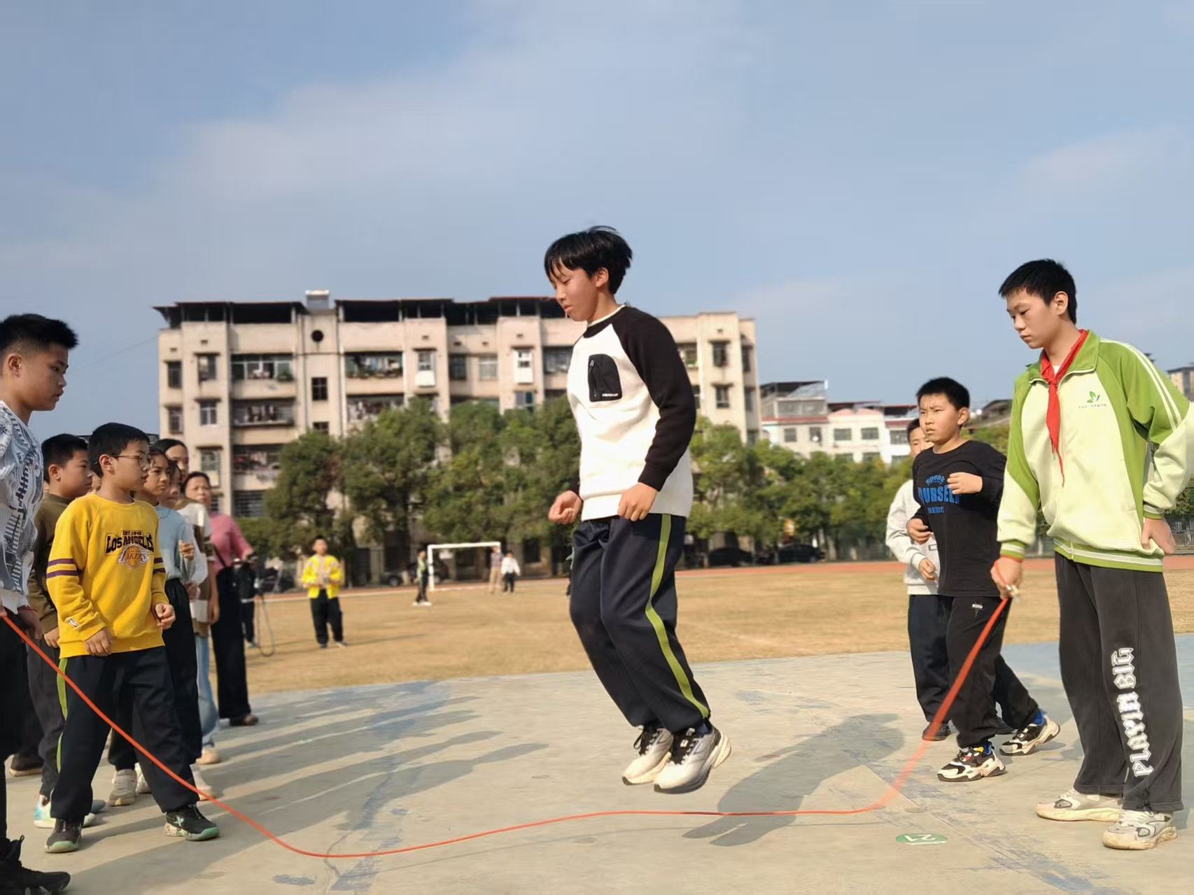 東安縣一小實驗學校舉行“各顯神通，湘遇巔峰”跳繩活動