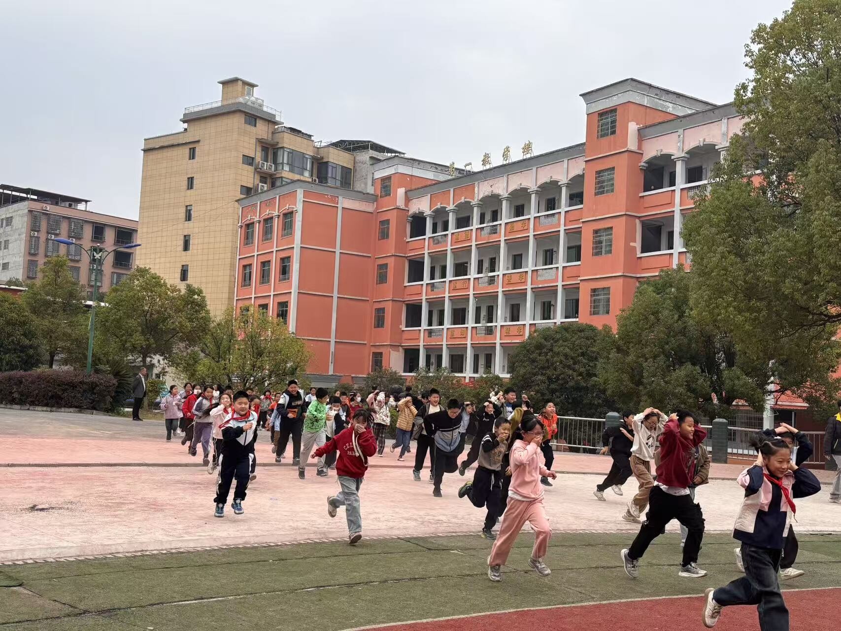 东安县启德学校开展防地震应急及消防紧急疏散演练