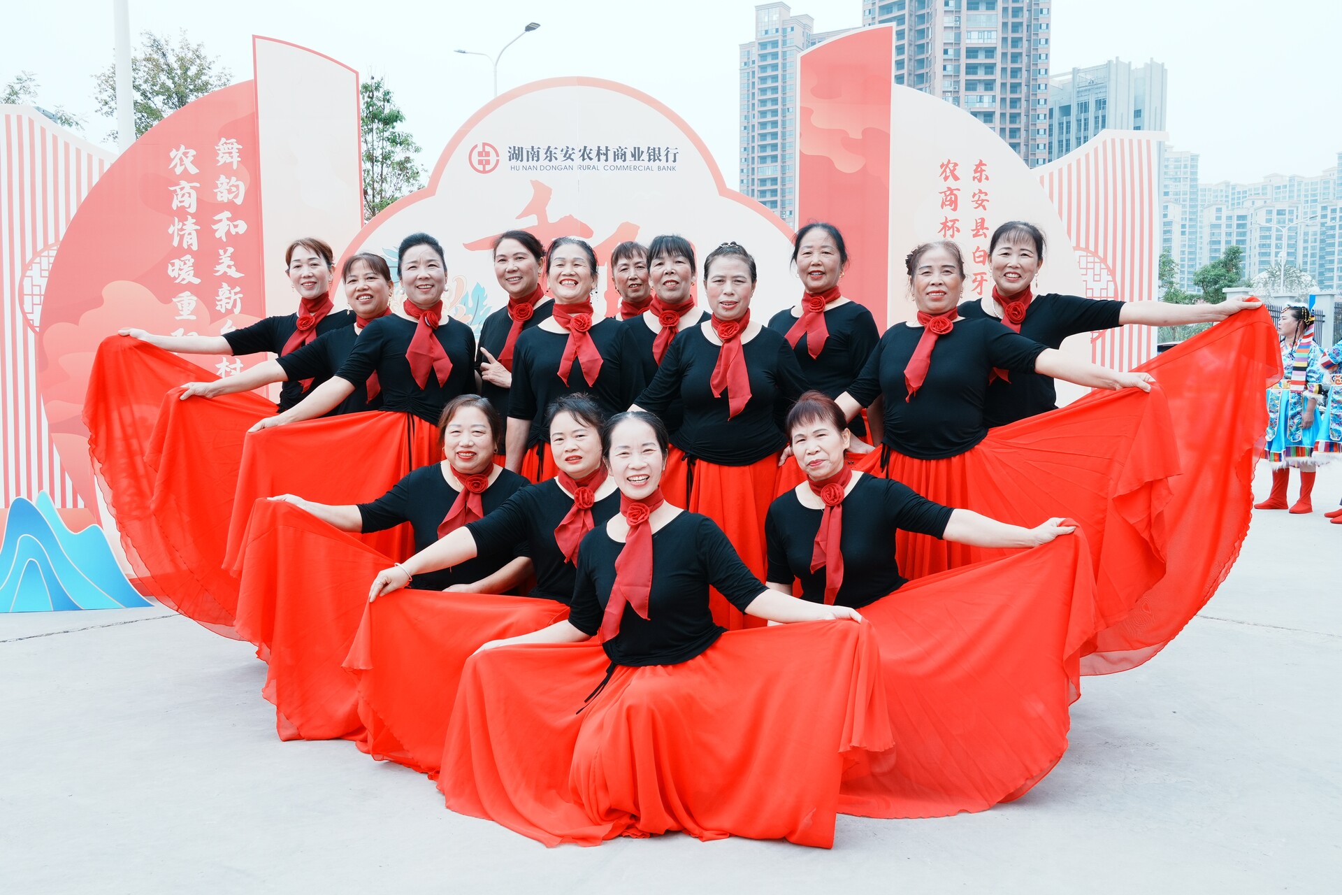 東安縣白牙市鎮首屆“農商杯”廣場舞大賽燃情開賽