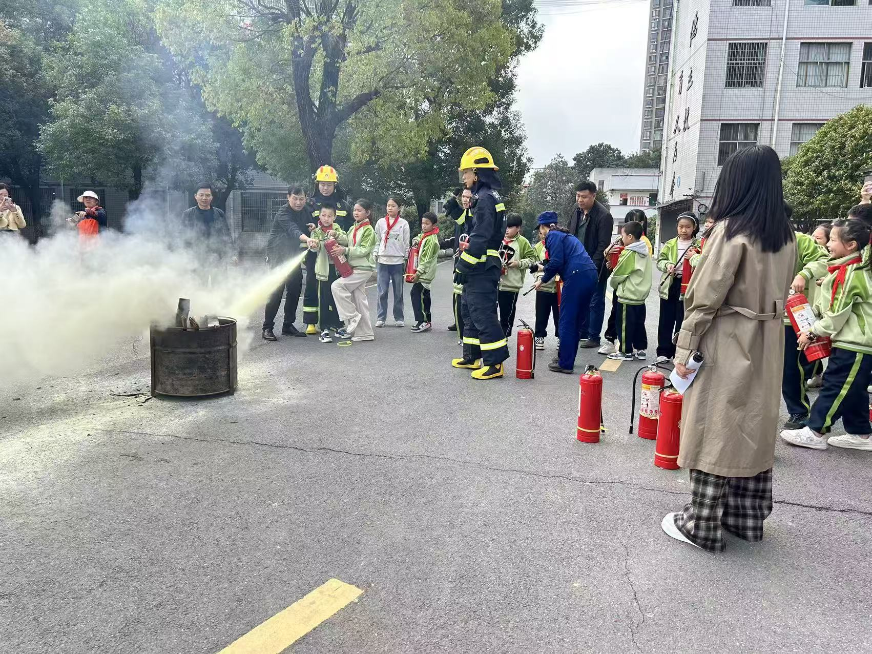 ​东安县一小实验学校开展消防安全应急疏散演练