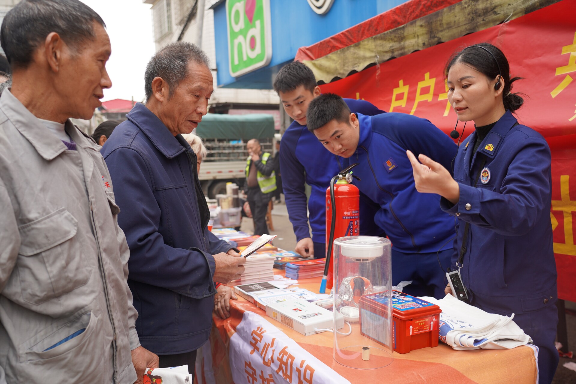 东安消防“赶大集” 烟火气里话安全