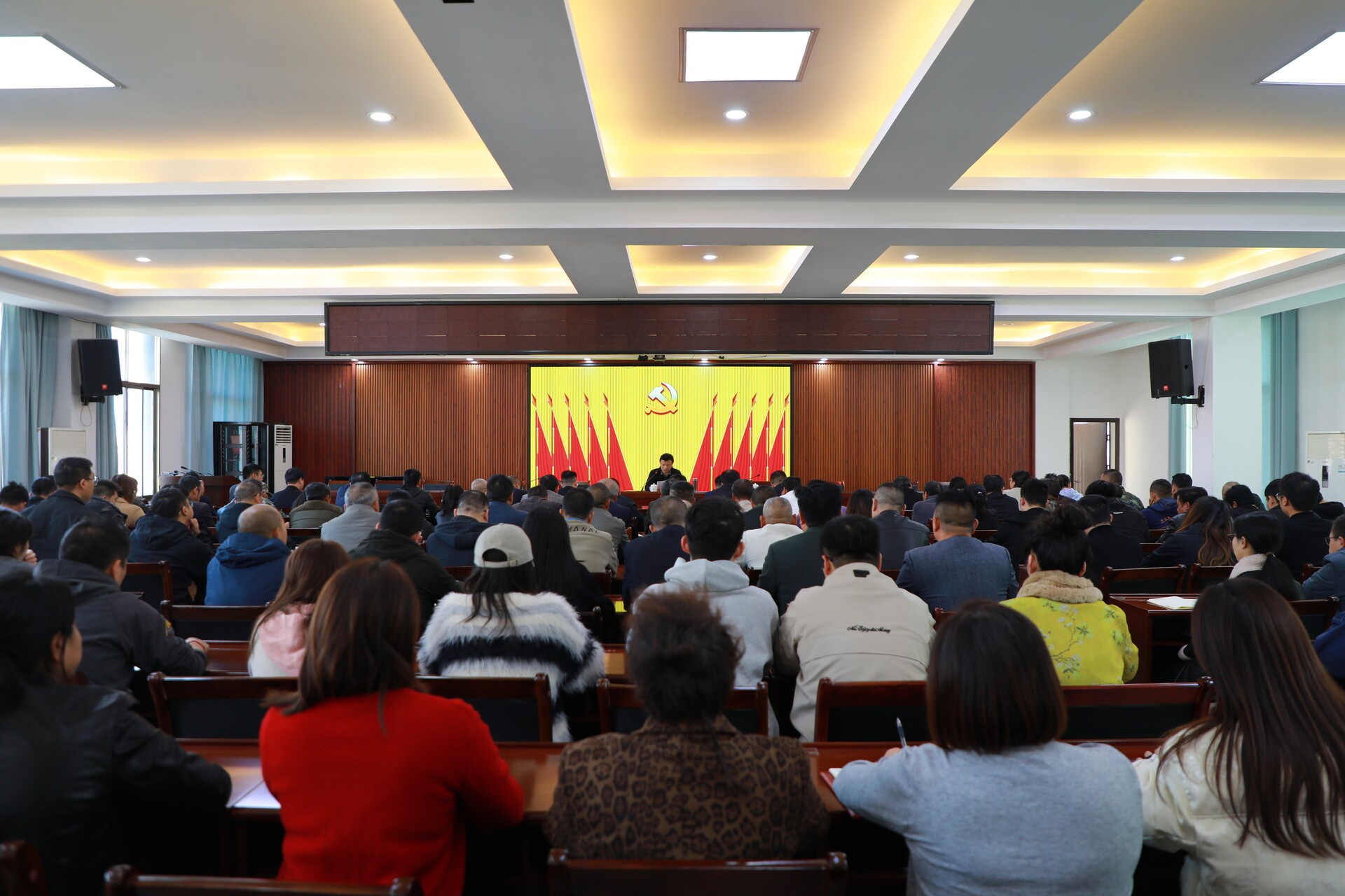 唐何到芦洪市镇宣讲党的二十届四中全会精神