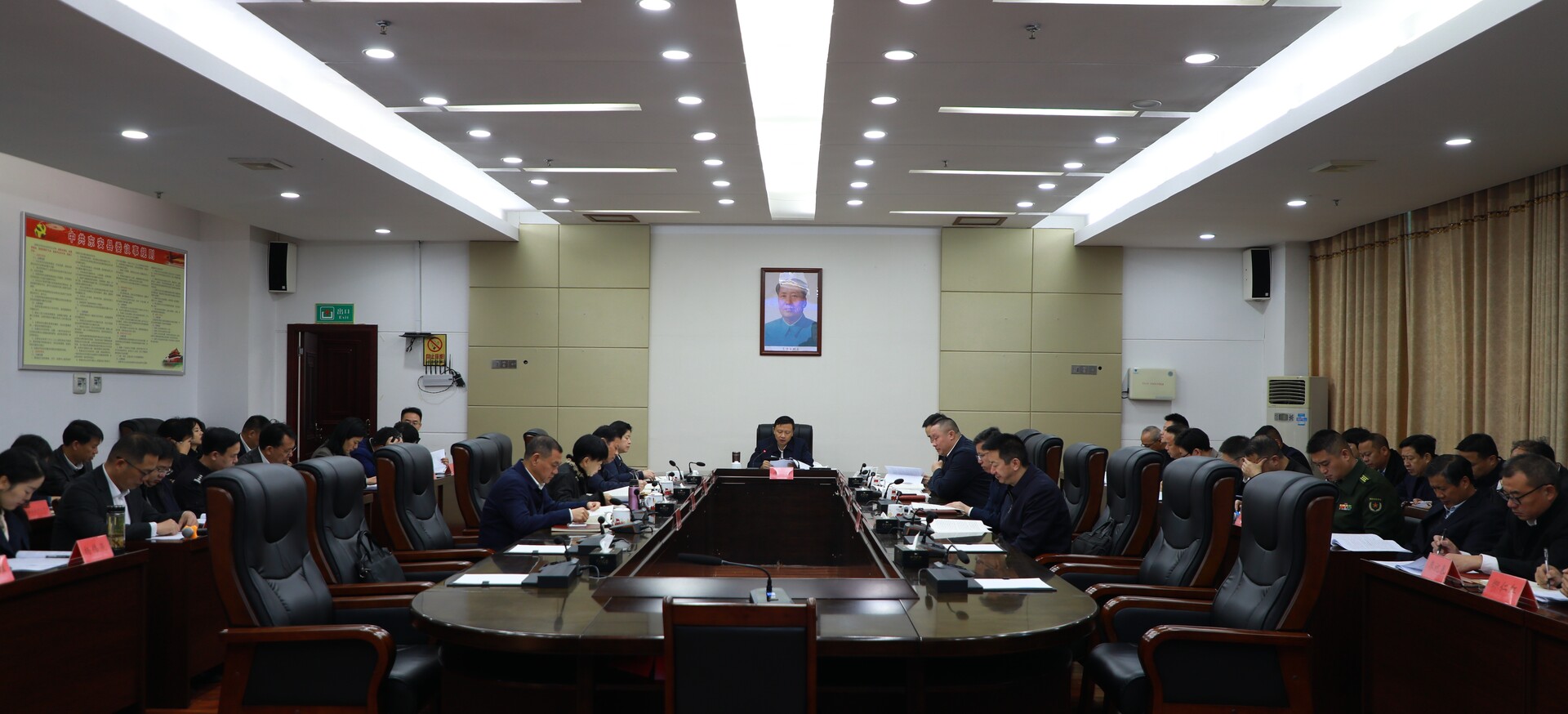 县委理论学习中心组开展2025年第12次集体（扩大）学习