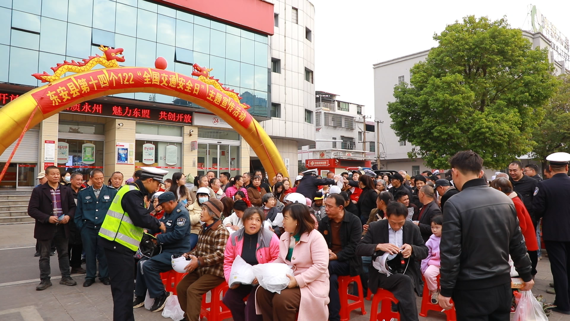 东安：交警“花式”宣传齐上阵 共筑交通安全防线