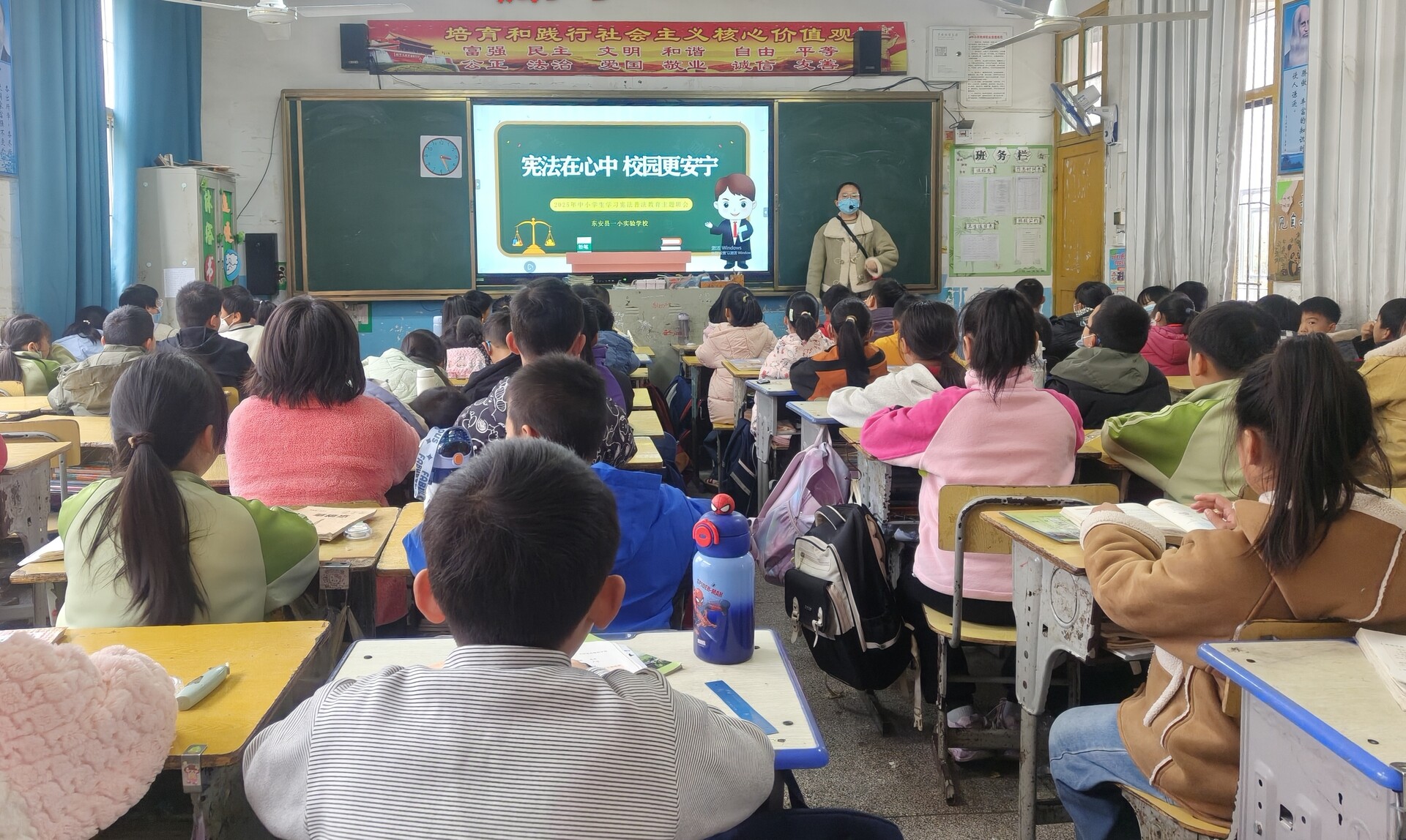 尊宪崇法 | 东安县一小实验学校开展国家宪法日普法宣传活动