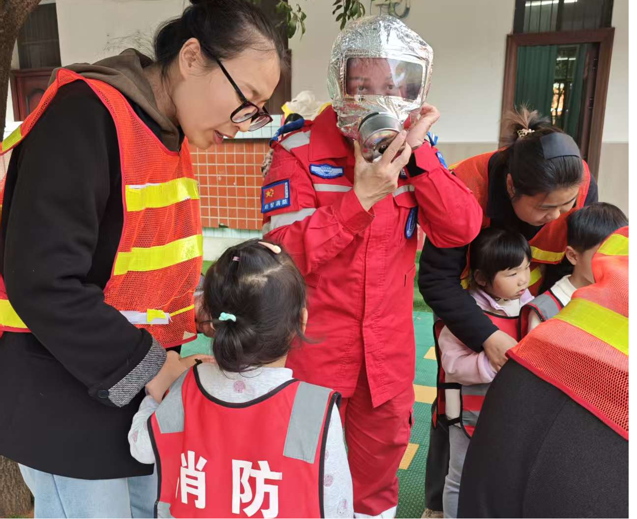 东安三小新蕾幼儿园举办“亲子消防行，安全伴童程”主题体验活动