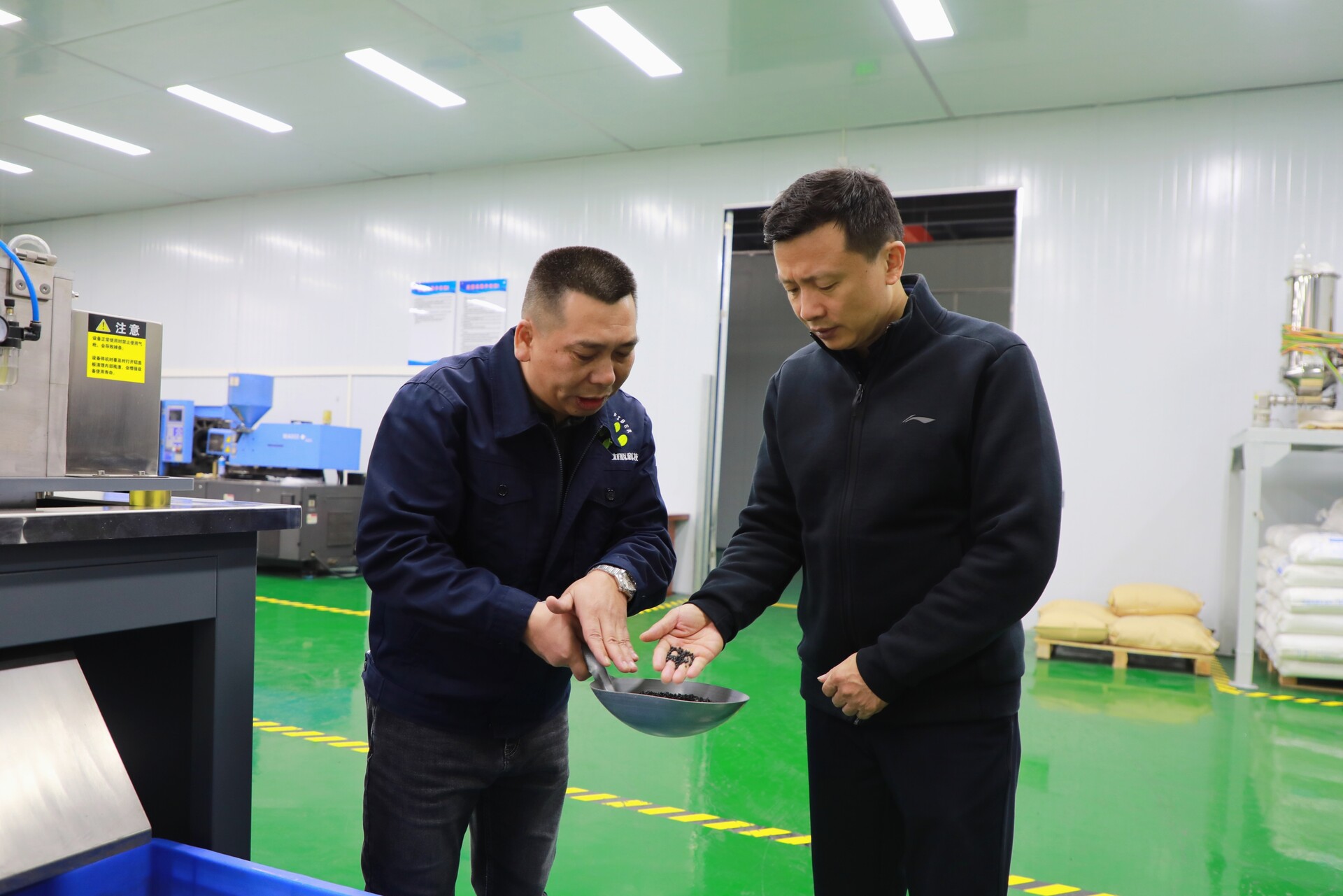 唐何调研重点企业并开展“送解优”活动