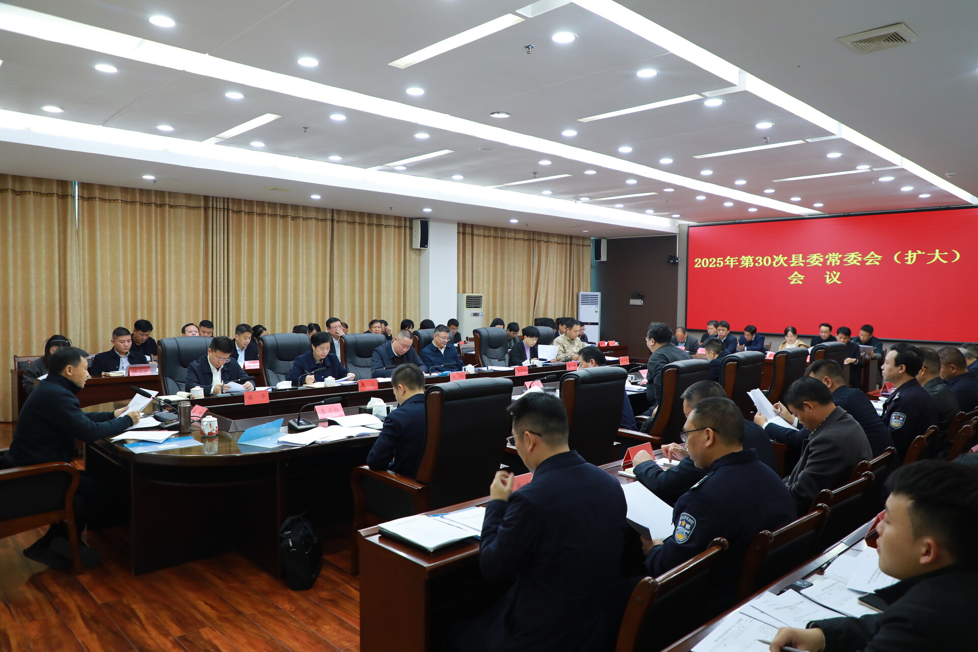 唐何主持召开2025年第30次县委常委会（扩大）会议