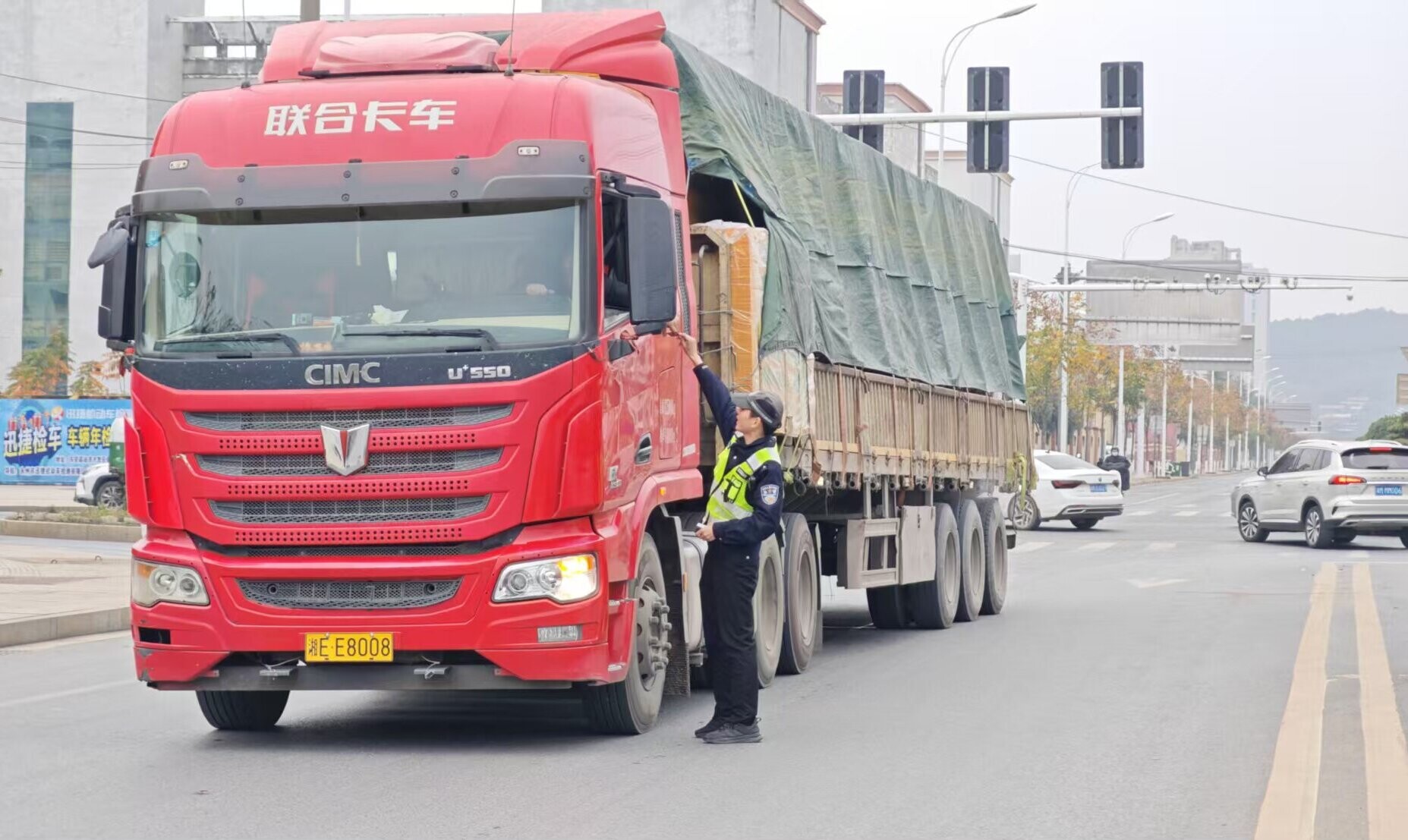 东安交警元旦假期坚守岗位 守护群众平安出行路
