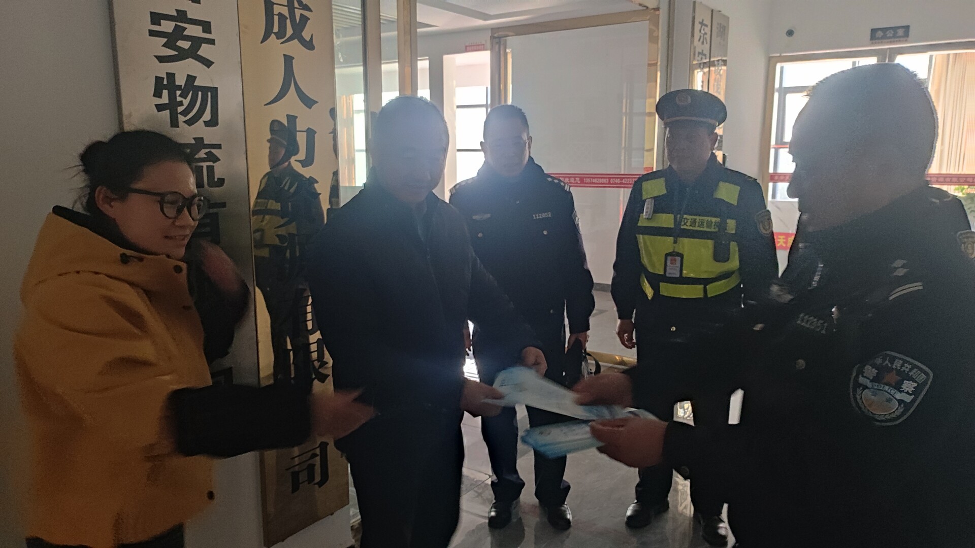 东安交警联合东安县交通运输局开展危化品运输安全宣传活动
