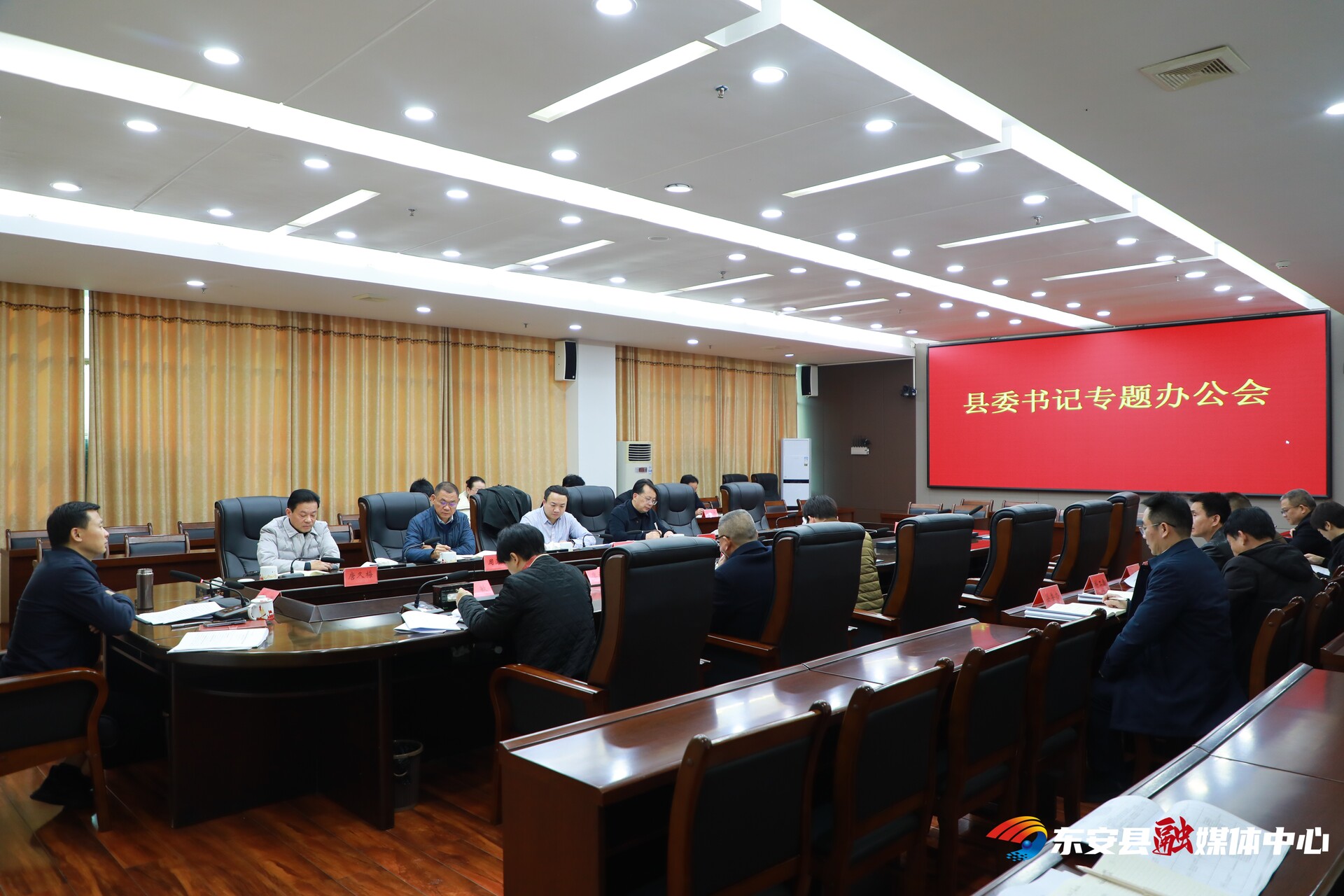 县委书记办公会专题研究重点项目建设和“送解优”工作