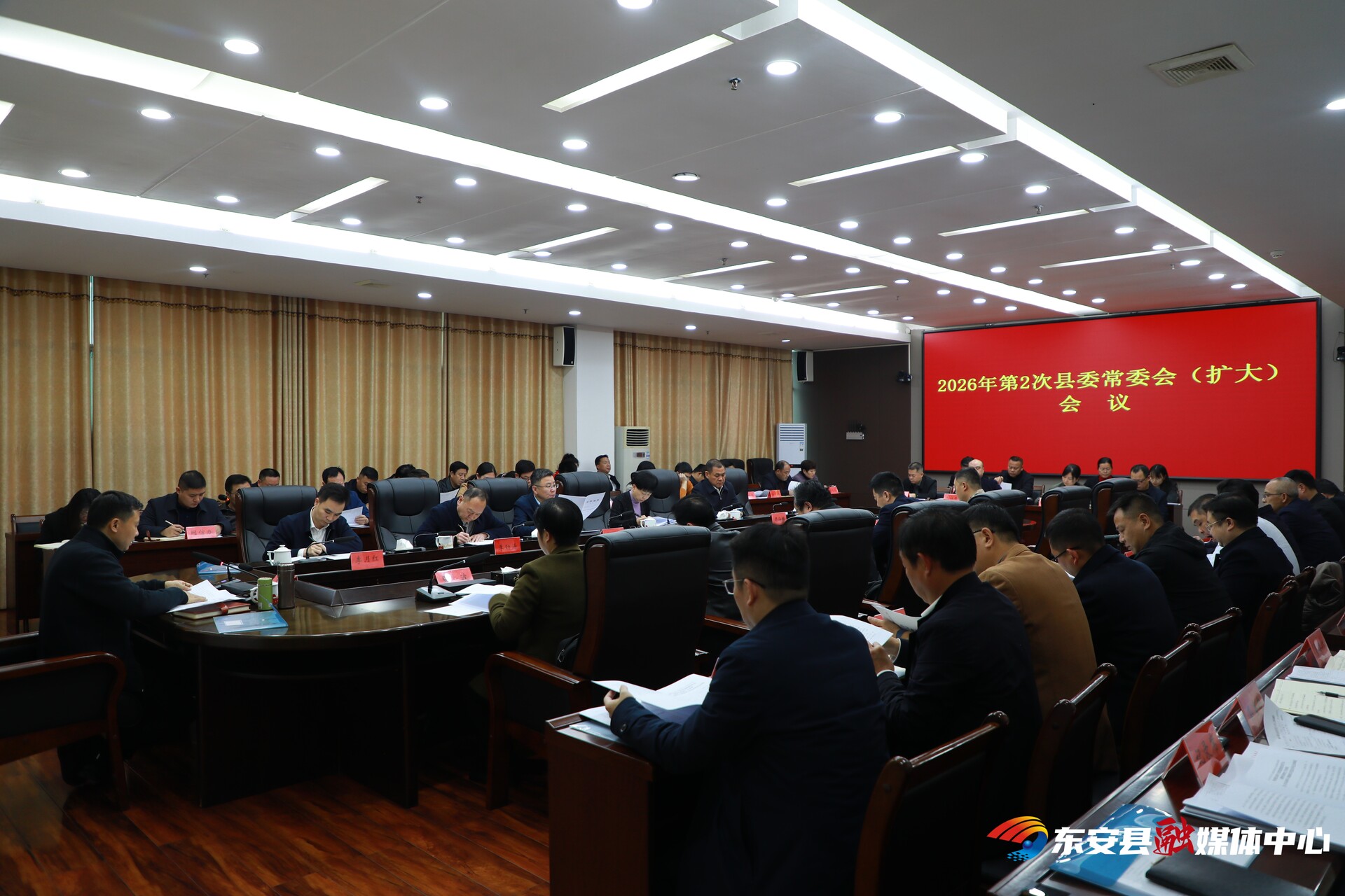 唐何主持召开2026年第2次县委常委会（扩大）会议