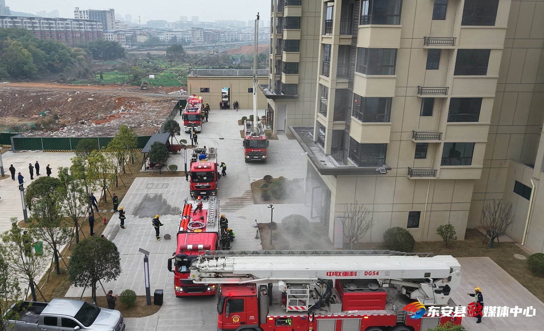 东安开展高层建筑灭火救援实战演练 筑牢消防安全防线