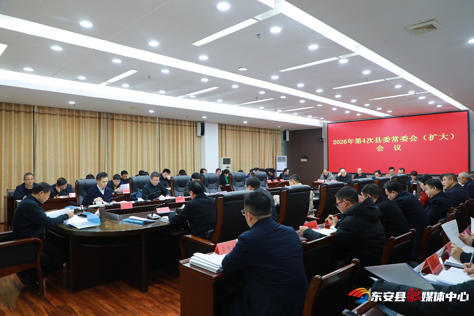 唐何主持召开2026年第4次县委常委会（扩大）会议