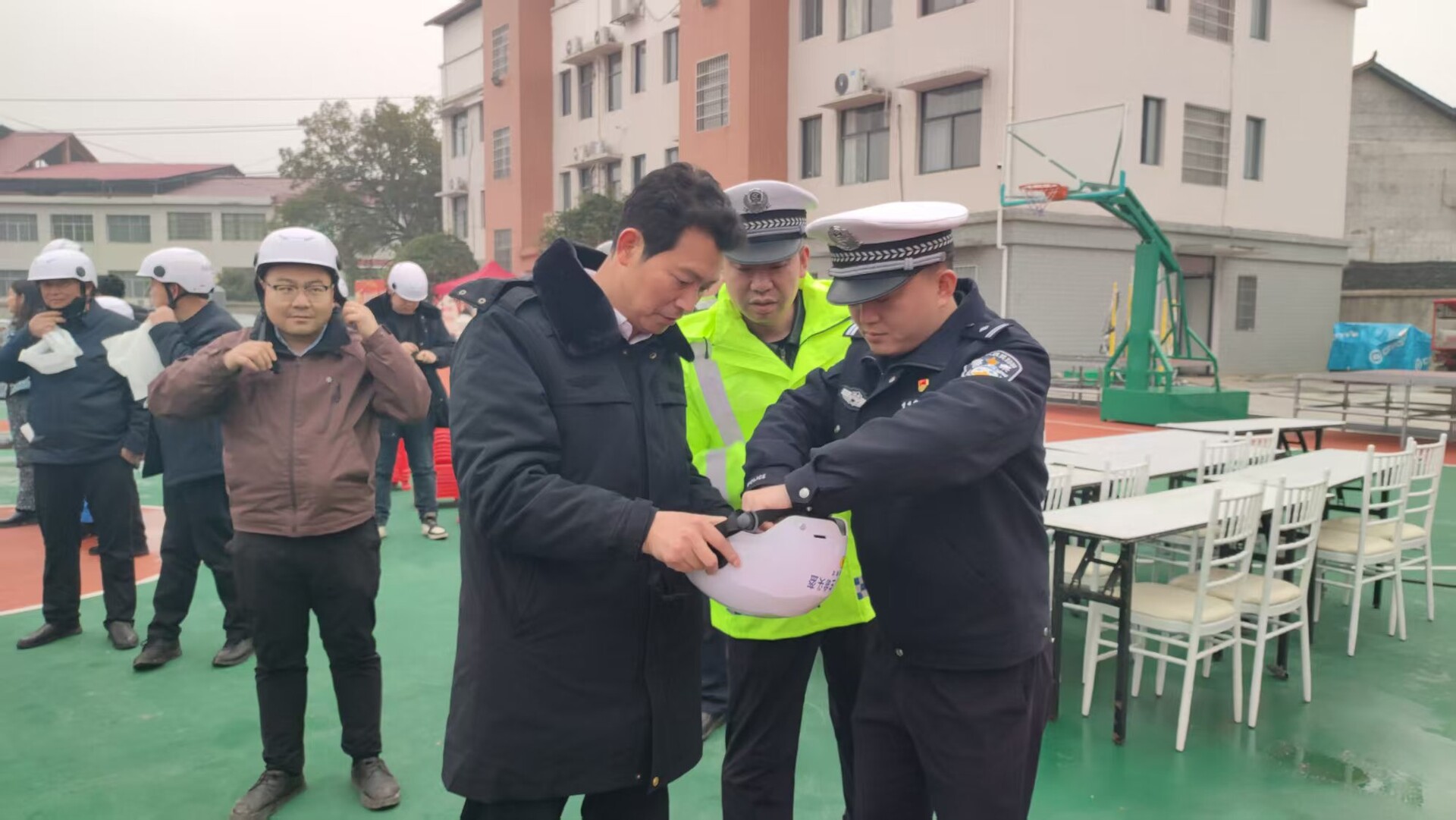 东安交警会同镇政府“花式”送安全，头盔“戴”回家
