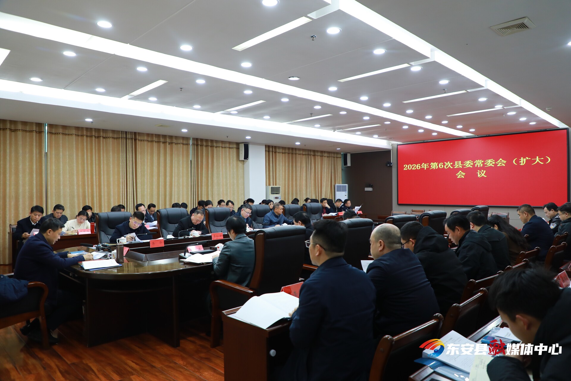 唐何主持召开2026年第6次县委常委会（扩大）会议