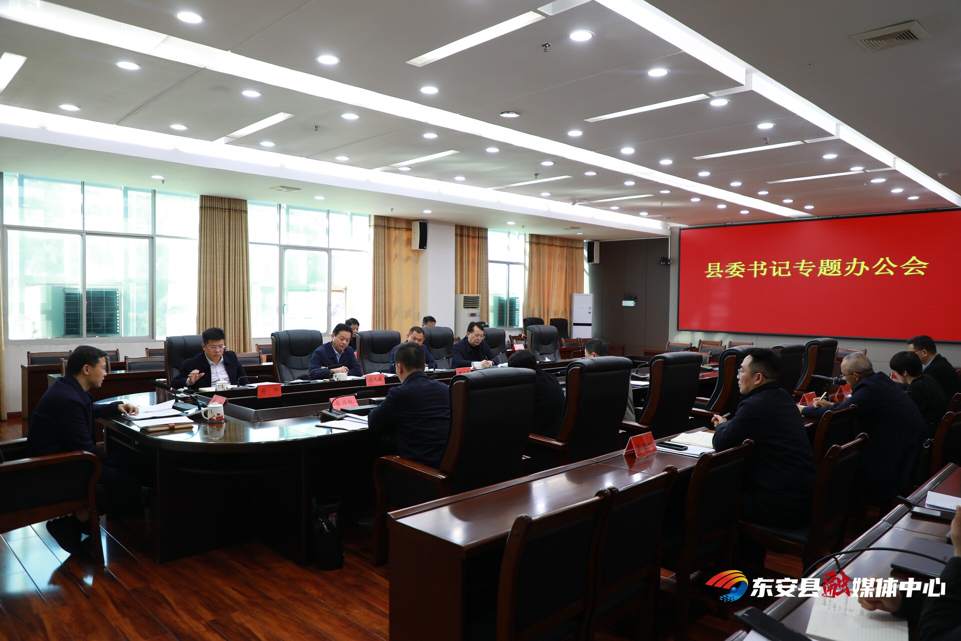 县委书记办公会专题研究招商引资和“企业服务年”行动工作