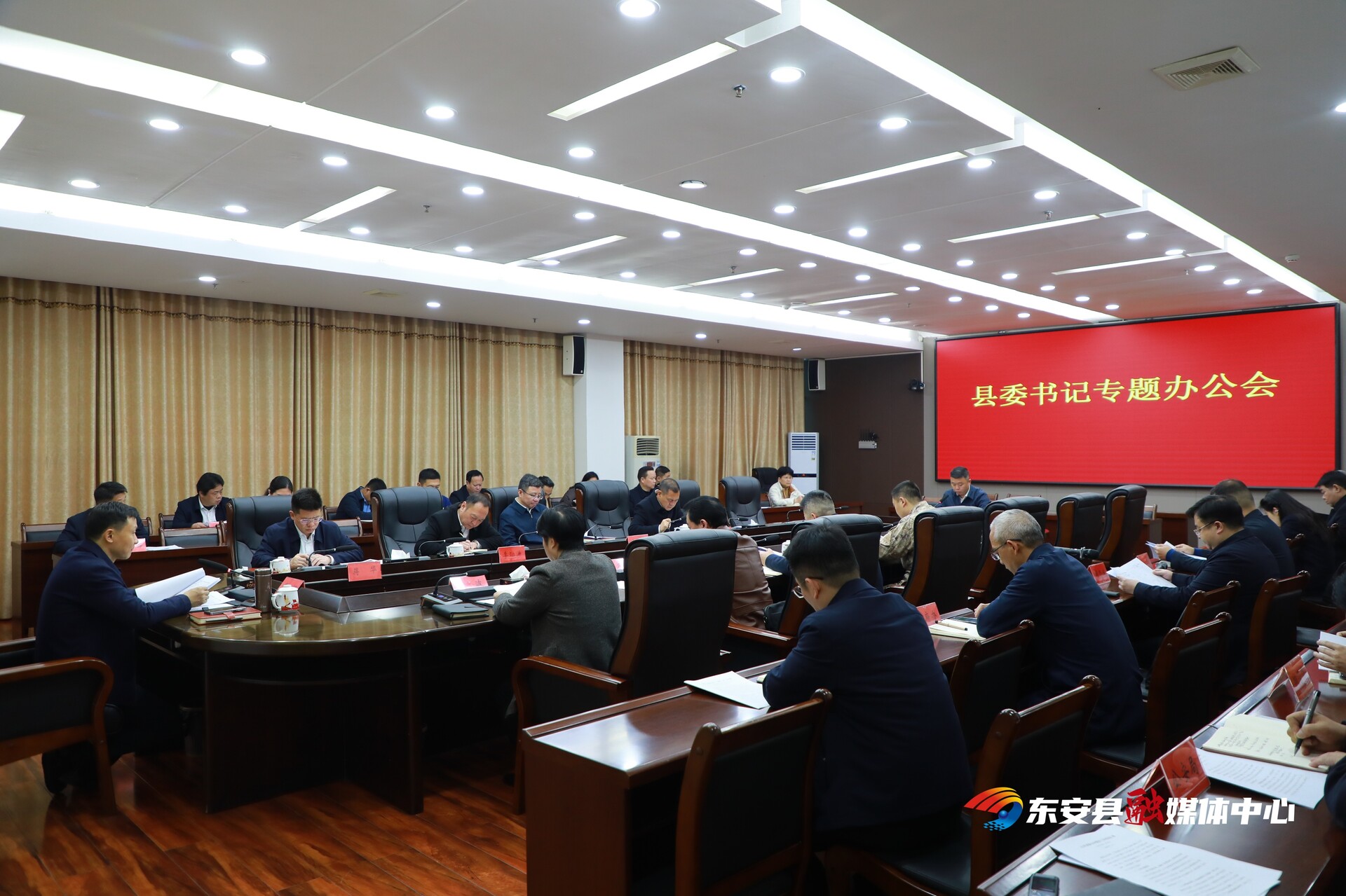 县委书记办公会专题研究小区治理工作