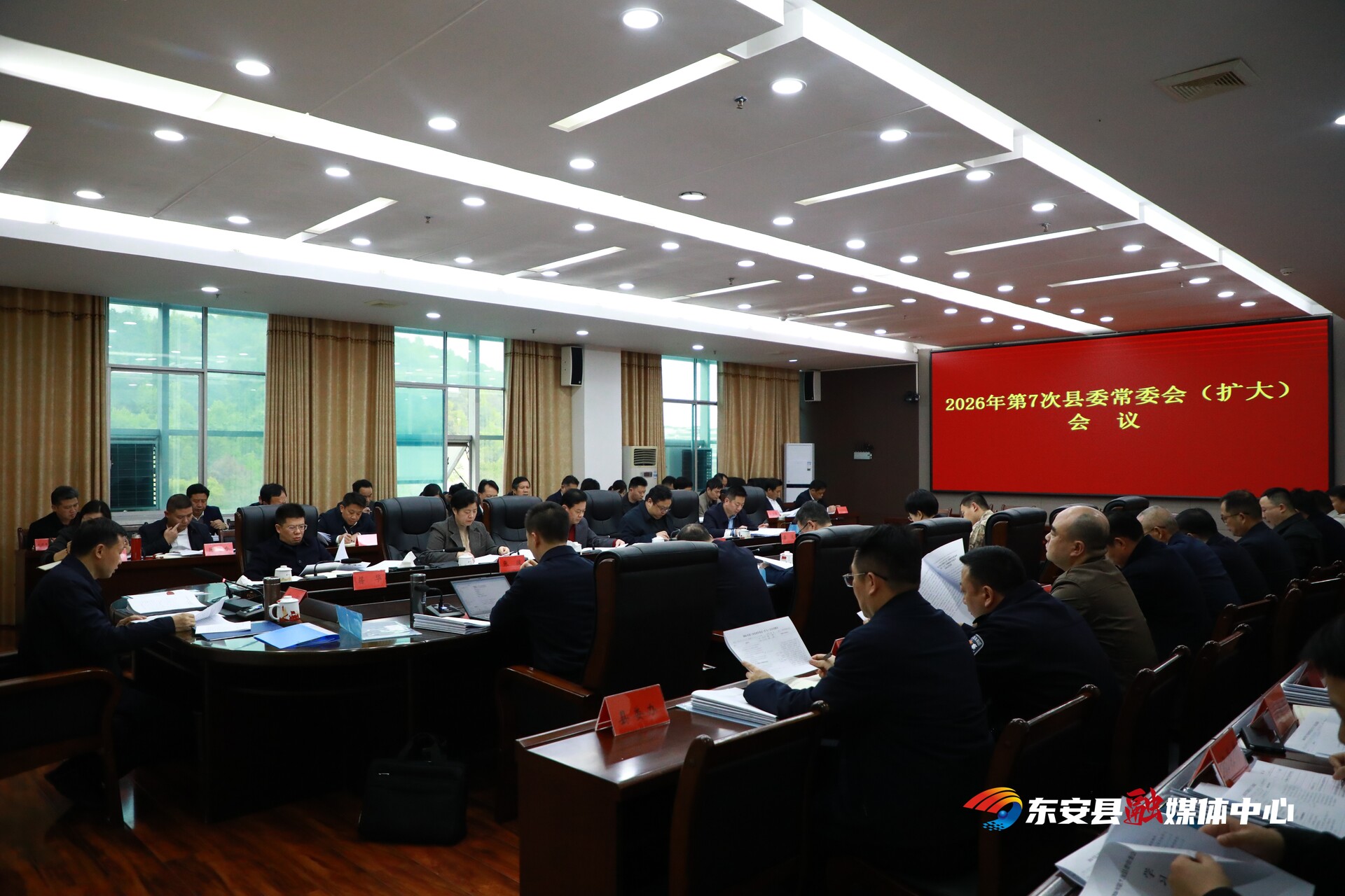 唐何主持召开2026年第7次县委常委会（扩大）会议