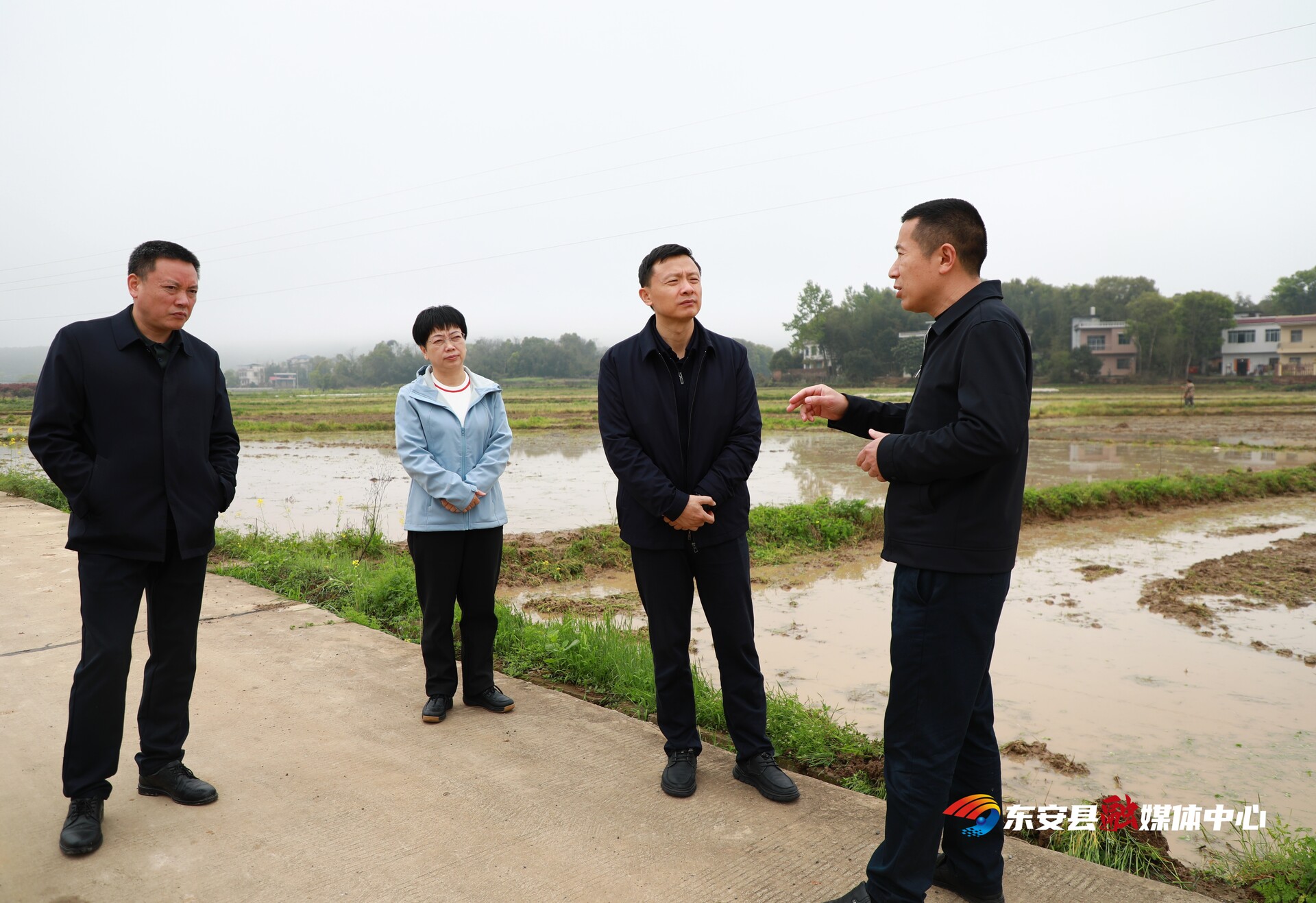 唐何到乡镇调研春耕生产工作