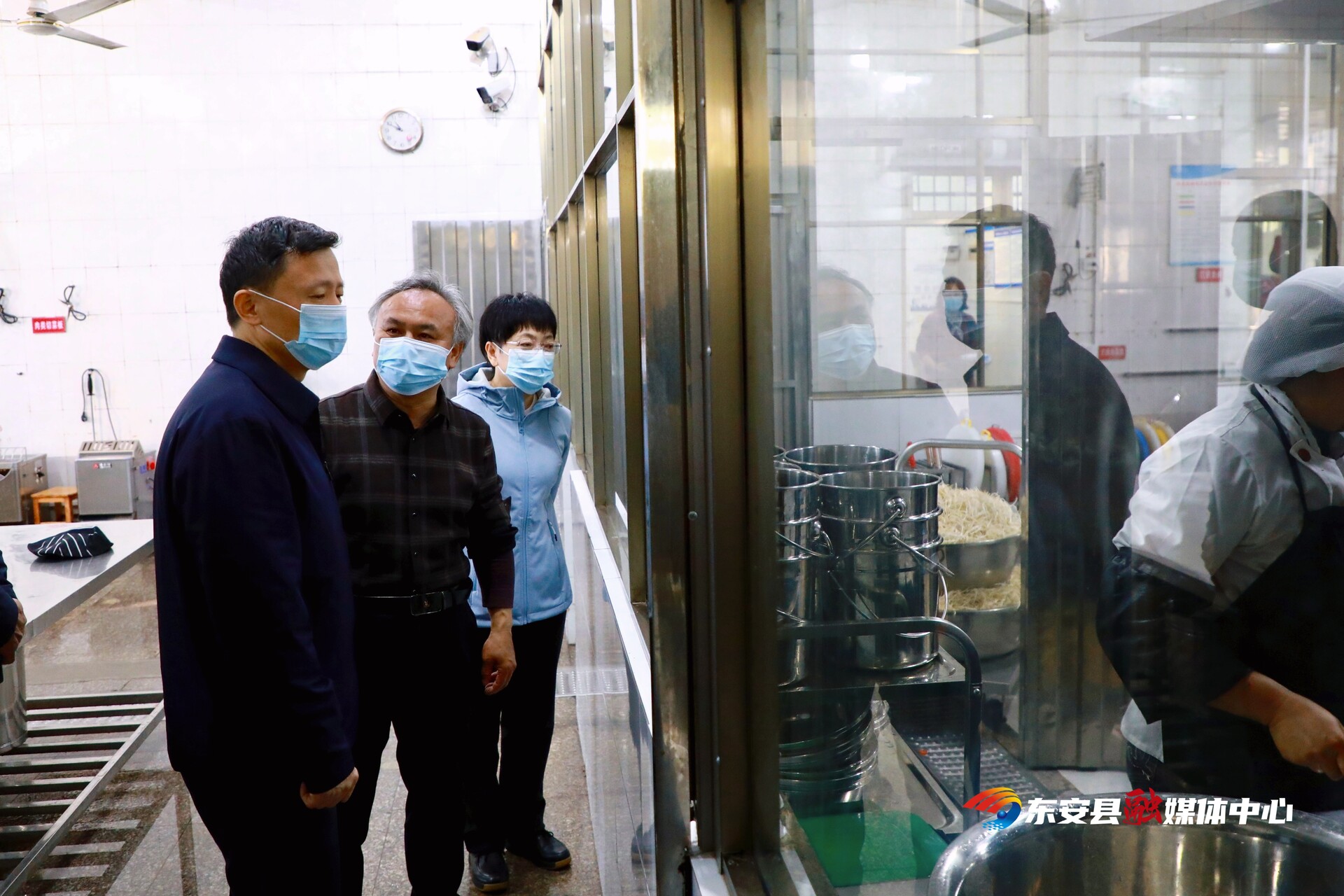 唐何到芦洪市镇中心小学调研“校园餐”安全和中小学体育工作