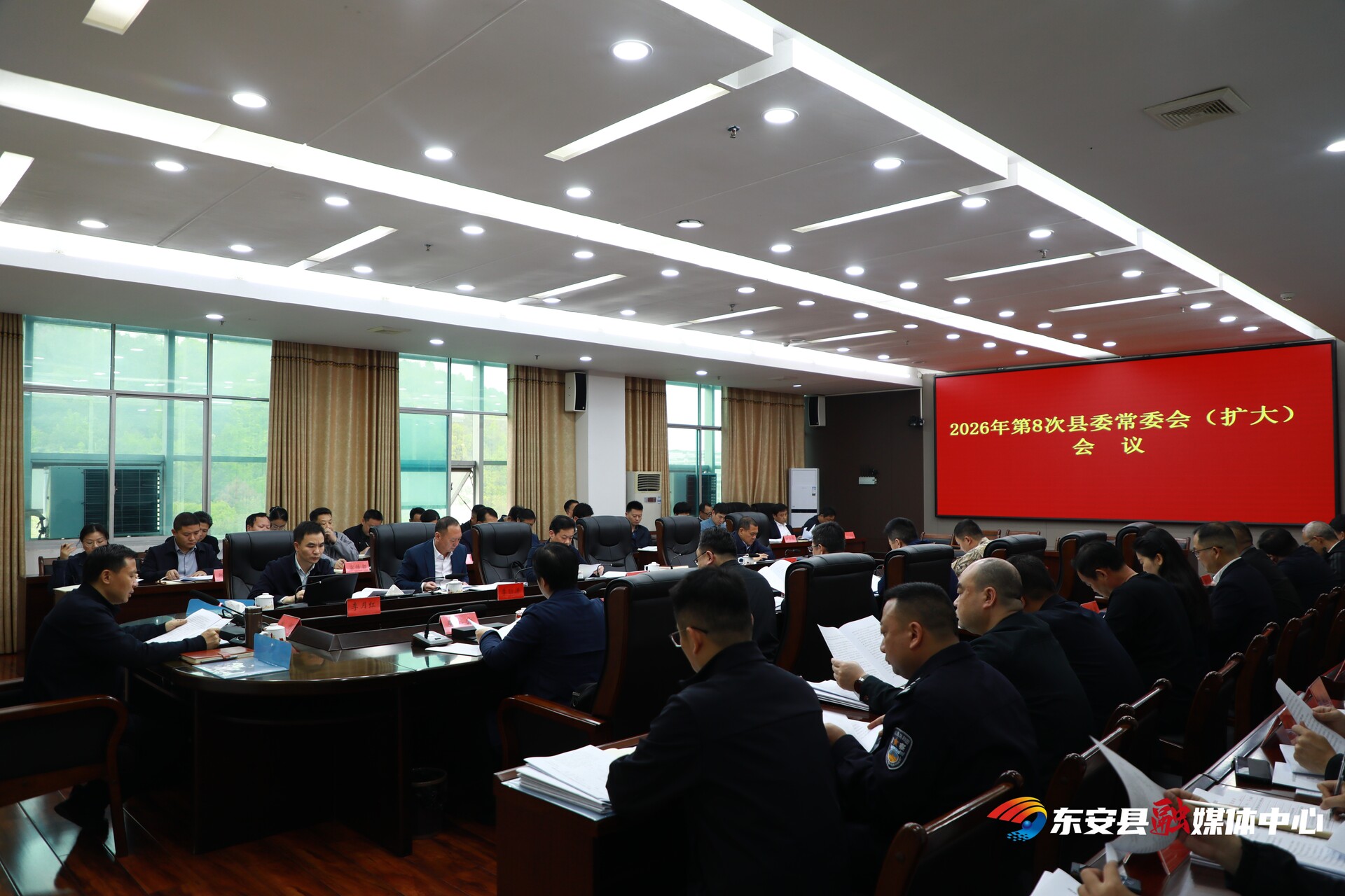 唐何主持召开2026年第8次县委常委会（扩大）会议