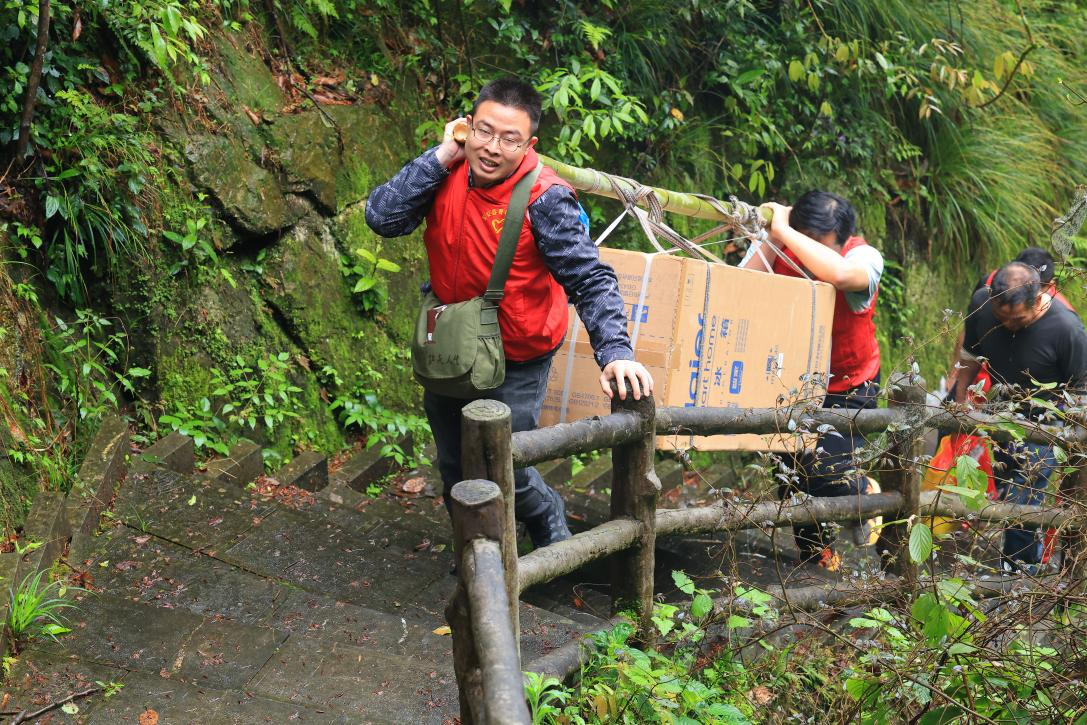 东安：爱心人士深山慰问“中国好人”谢红军 致敬红色坚守