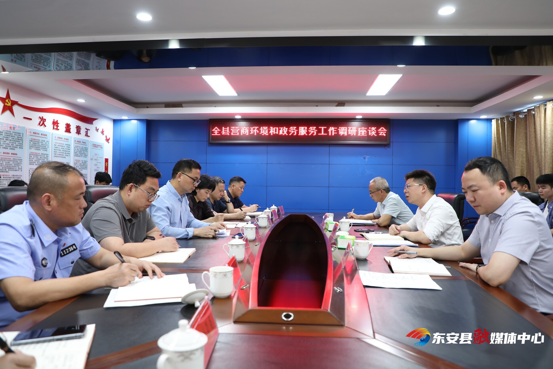 蒋华到县数据局调研营商环境和政务服务工作