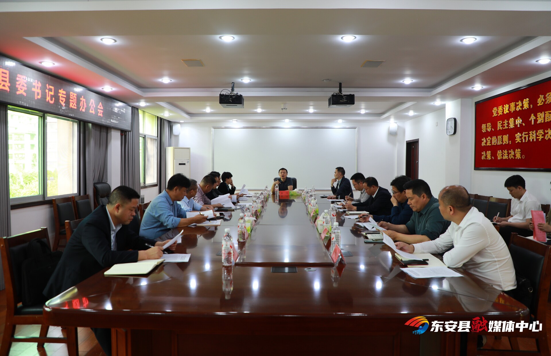 唐何主持召开县委书记专题办公会