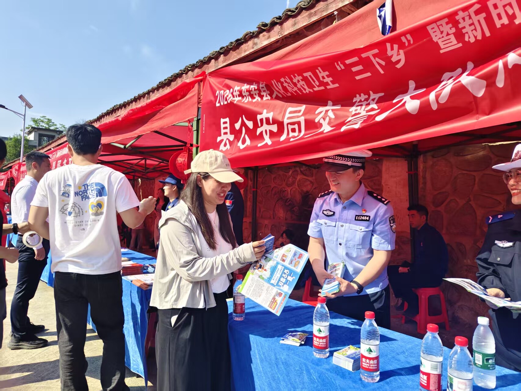 东安：交警借力“三下乡” 筑牢农村交通安全防线