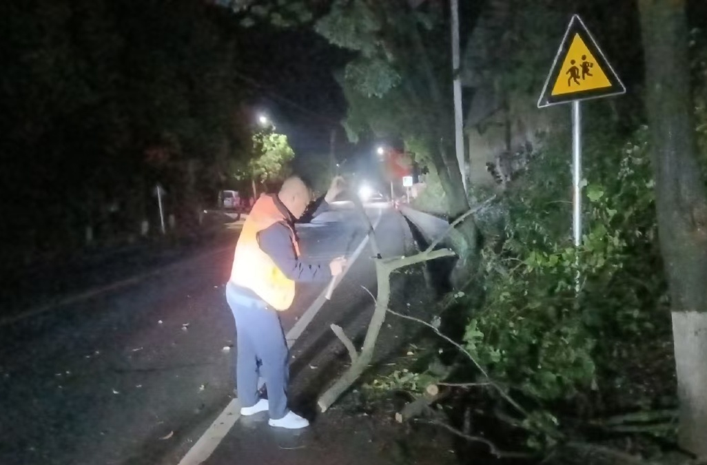 ​东安县公路建设养护中心：雨夜坚守护路畅 筑牢汛期安全防线