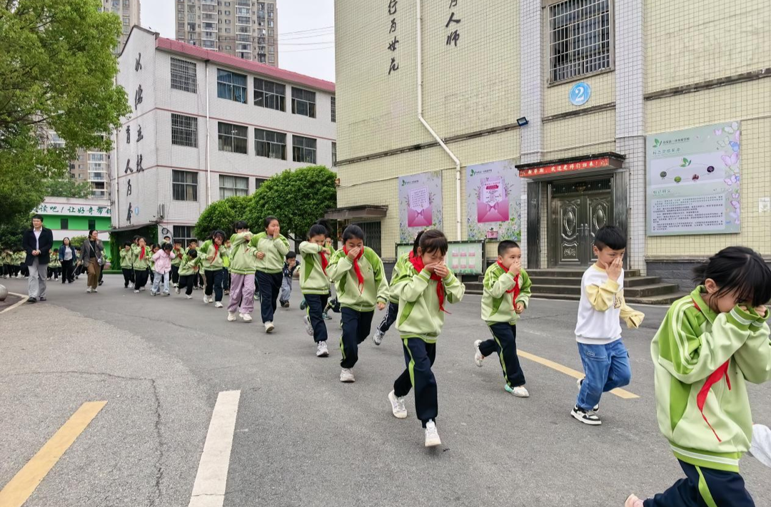 东安县一小实验学校开展防溺水安全工作动员会暨防灾减灾应急疏散演练