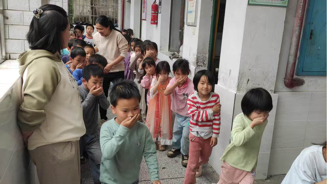 端桥铺中心小学举行消防应急疏散演练暨防火知识教育活动