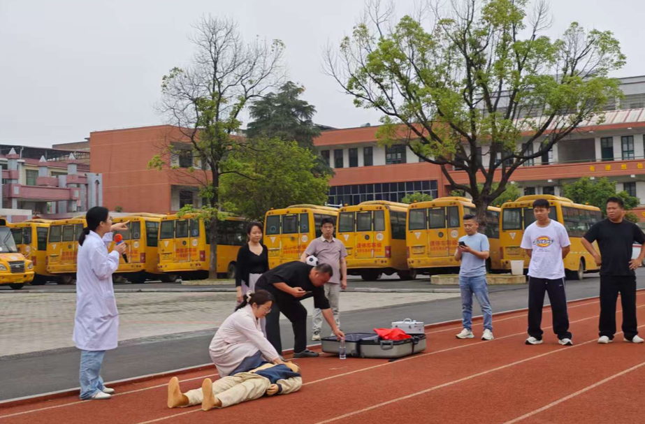 端桥铺中心小学举行防溺水应急演练暨急救知识培训活动