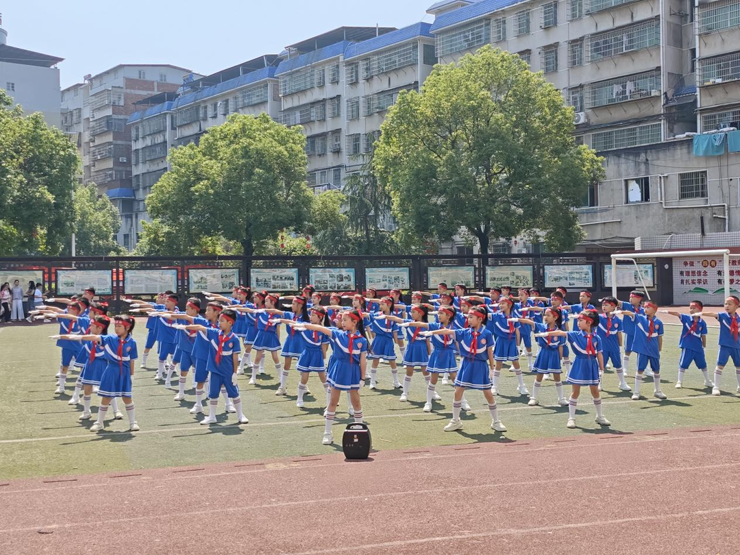东安一小举行“庆六一”广播体操暨全国中小学生武术健身操展演