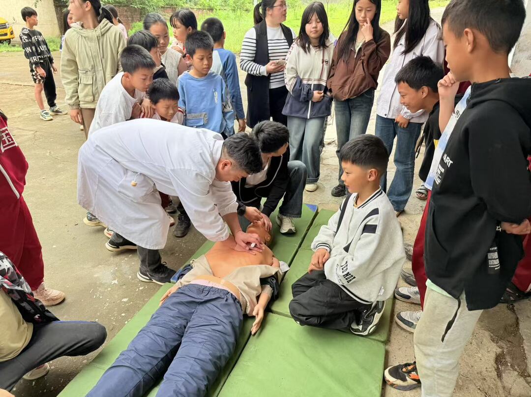 东安县台凡市小学开展防溺水应急救护实操演练活动