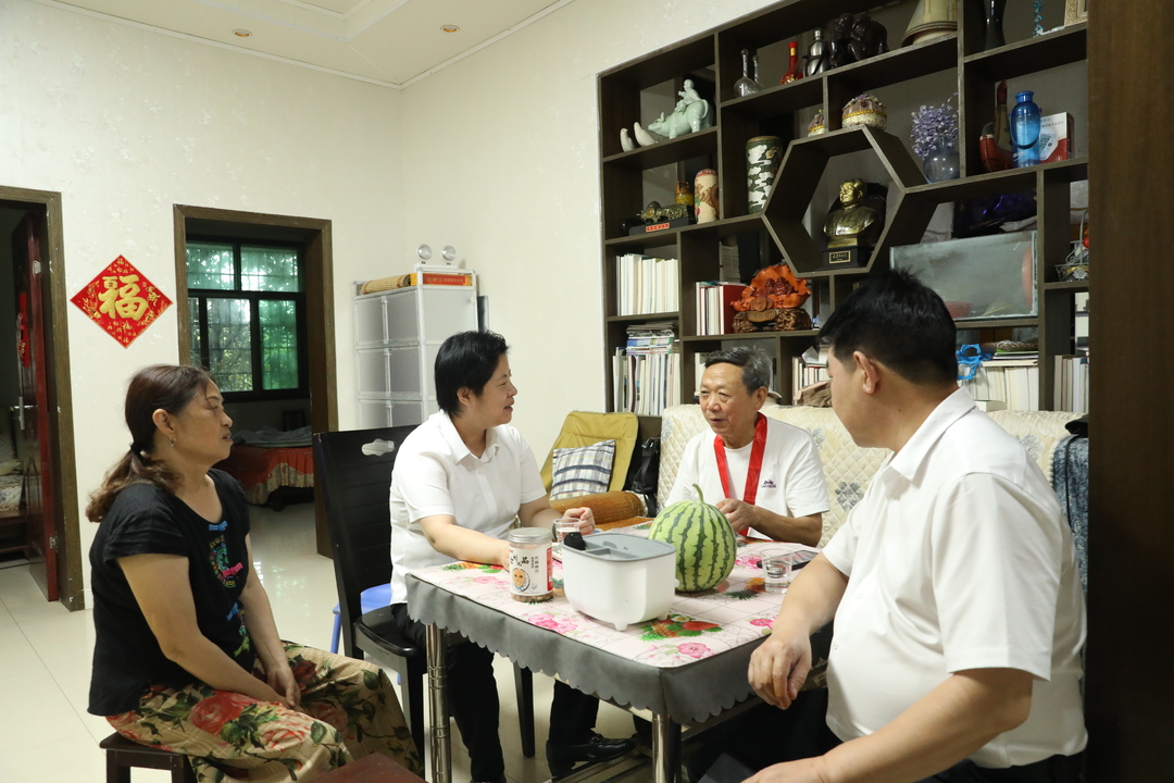 张波“七一”前夕走访慰问老党员和困难党员